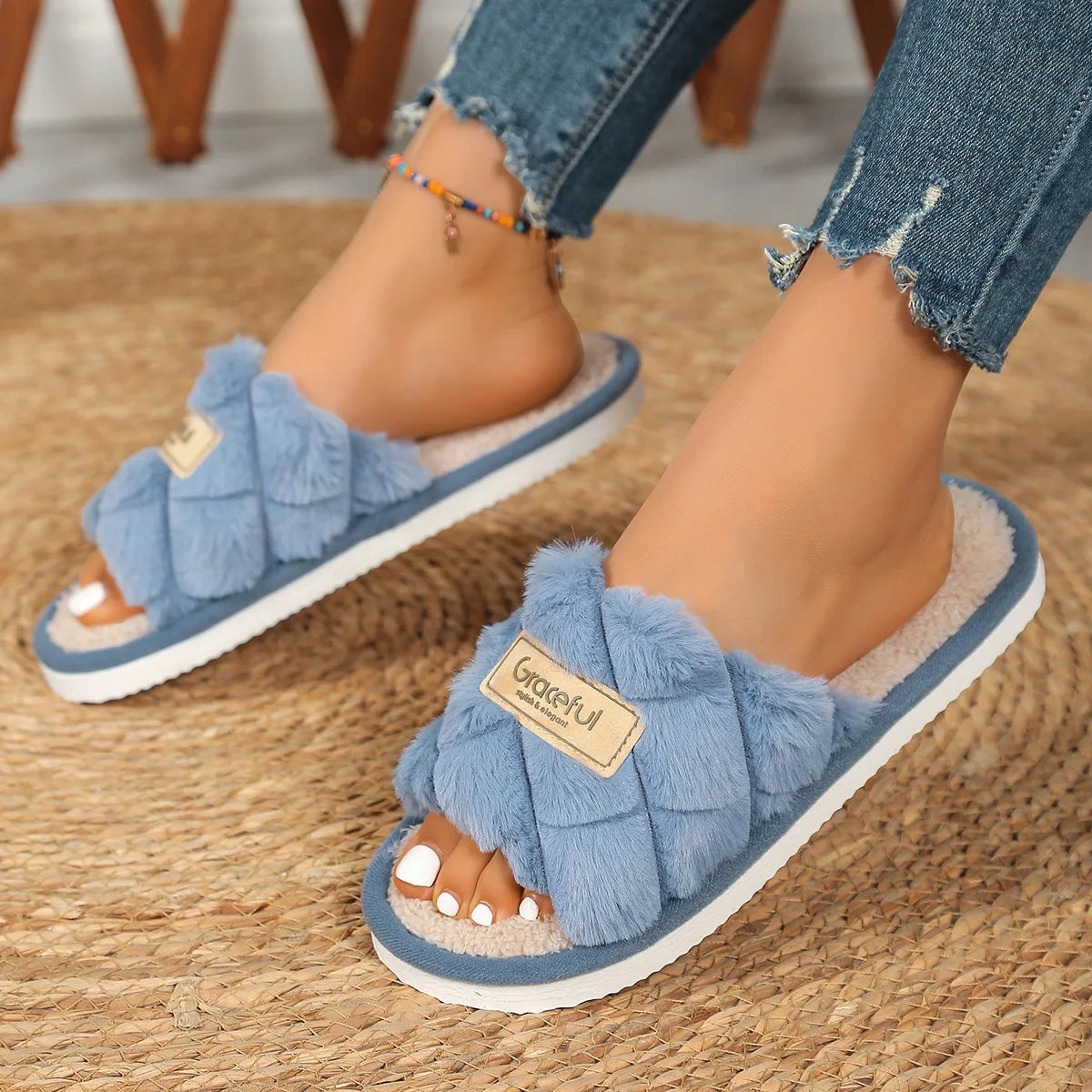 Puszyste Kapcie Domowe z Krzyżowanymi Paskami – Miękkie Klapki z Futerkiem